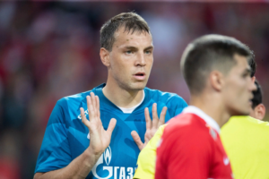 Фанаты «Спартака» две недели оскорбляли Дзюбу — это закончилось массовыми задержаниями москвичей и «глушилками» на стадионе «Зенита». Что известно о конфликте