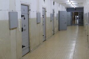 Полицейского из Петербурга арестовали по делу о превышении полномочий. Пострадавший говорил о пытках электрошокером